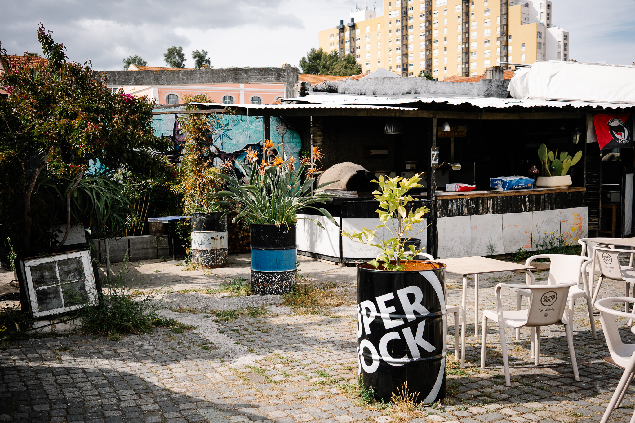 The outdoor kitchen and planters at Arroz Estúdios