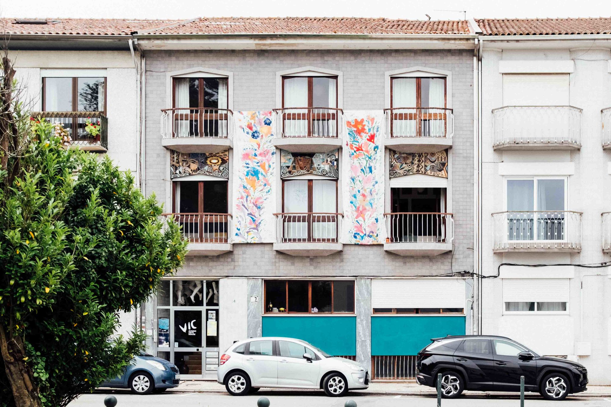 Aveiro Arts House: the five-storey family house with banners on its balconies